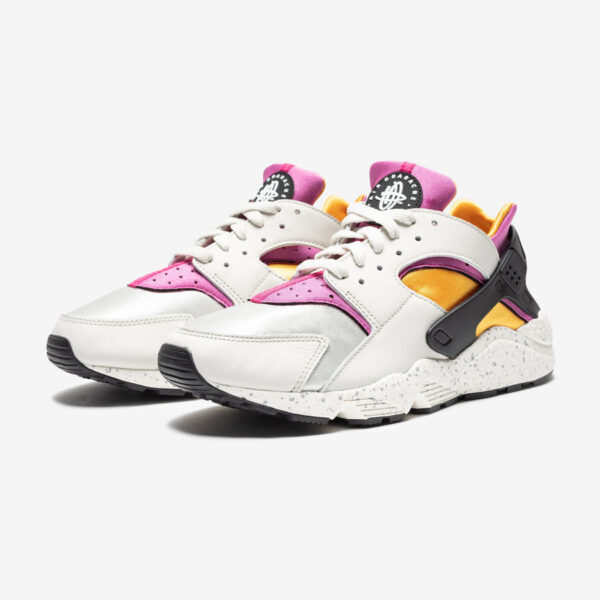 NIKE AIR HUARACHE – LIGHTBONE/ LETHALPINK/ UNIVERSITYGOLD