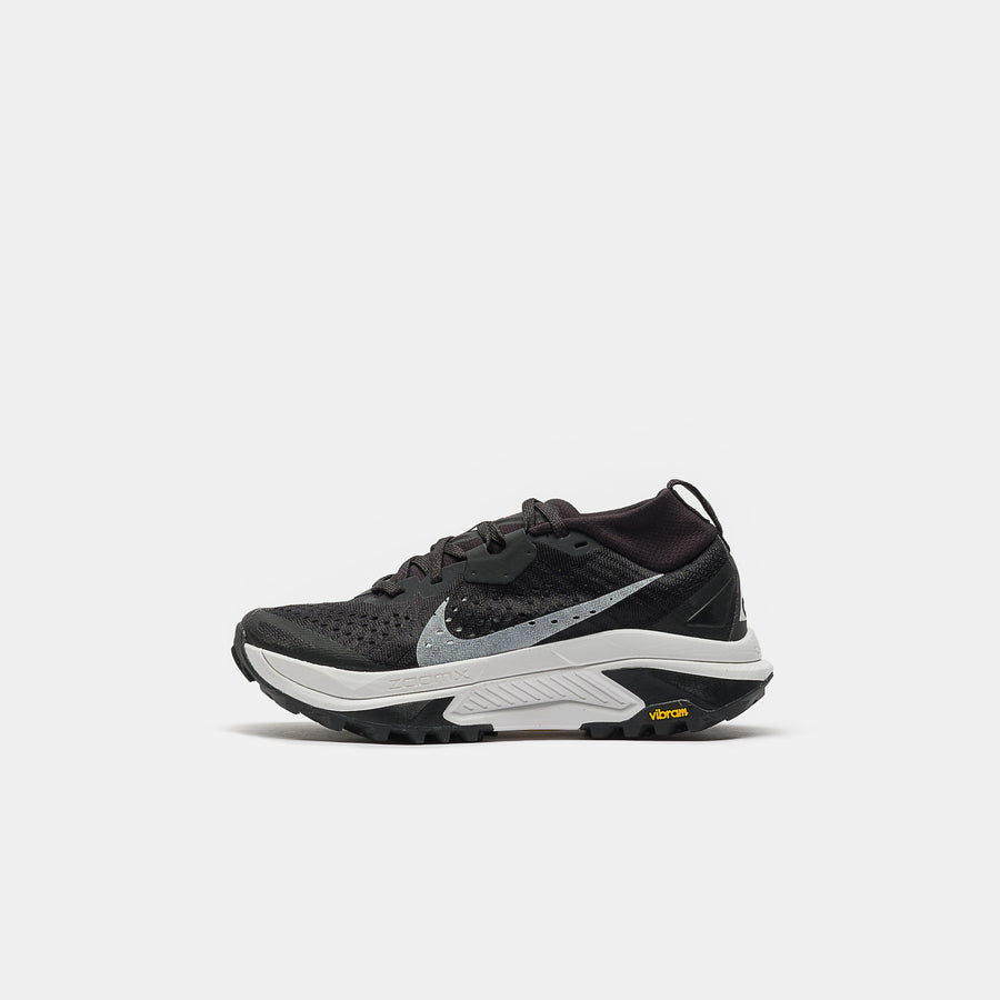 ACG Zegama Sneaker in Black/Summit White/Safety Orange