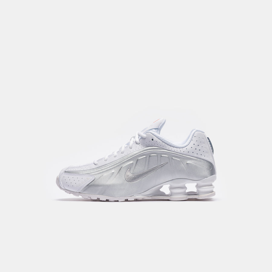 Shox R4 Sneaker in White/Metallic Silver/White